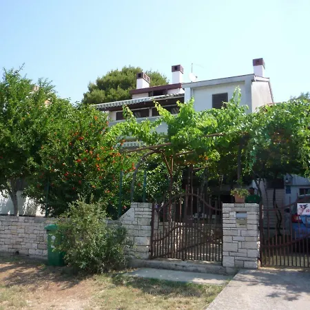 Leon بولا